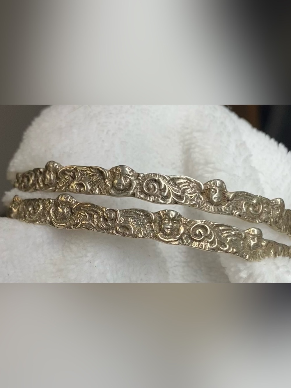 Peruzzi - 1890- 1935 - matching silver bangles